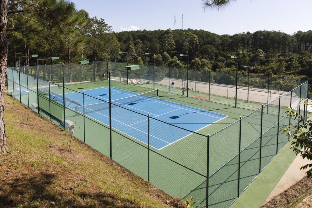 khu chơi tennis của khách sạn terracotta Đà Lạt