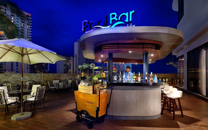 vinpearl-condotel-riverfront-da-nang-Pool-bar