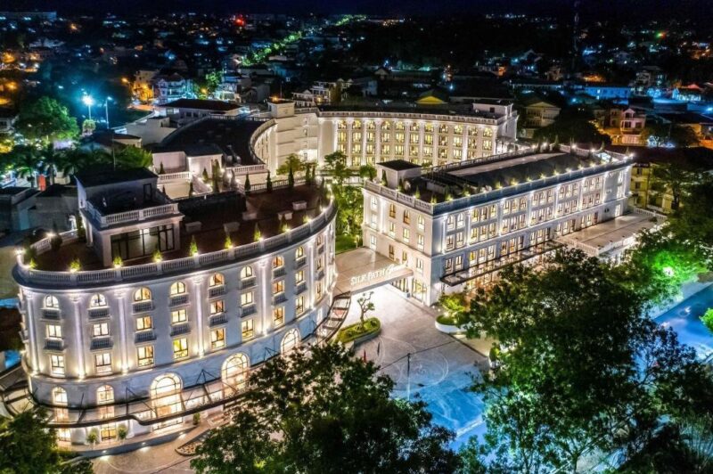Top 10 khách sạn resort đẹp nhất ở Huế, gần biển, gần trung tâm, có bãi biển riêng, tốt, sang trọng nhất (4-5-6 sao)