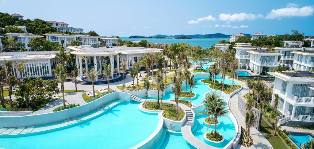 Khách sạn nghỉ dưỡng Phú Quốc: Tận hưởng kỳ nghỉ hoàn hảo tại khách sạn nghỉ dưỡng Phú Quốc với các tiện ích hiện đại, phong cách kiến trúc độc đáo và không gian xanh mát. Thư giãn tại bãi biển trong lành và thưởng ngoạn các địa điểm tham quan nổi tiếng tại đảo ngọc.
